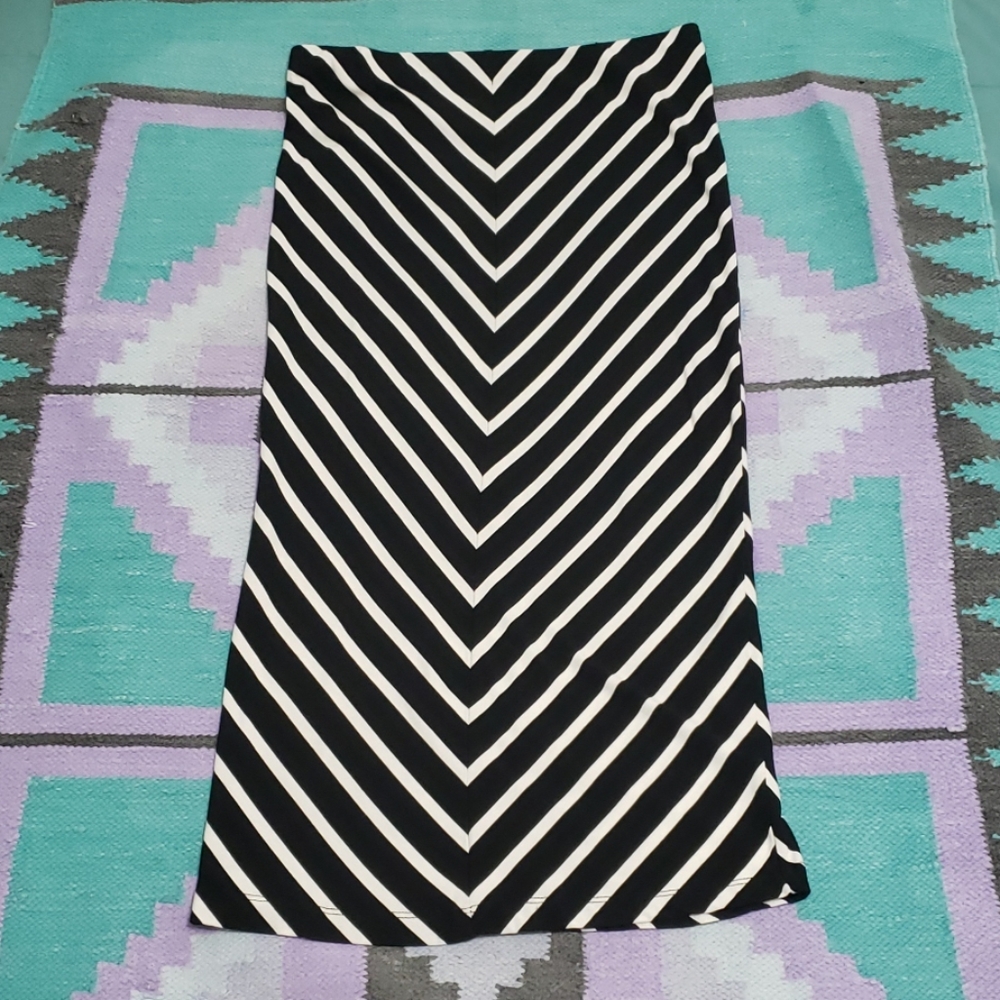 Mossimo black and white size S knee length skirt